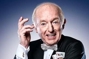 وفاة الساحر التلفزيوني البريطاني بول دانيلز