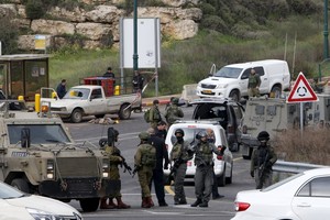 قوات إسرائيلية تعتقل 9 فلسطينيين في الضفة الغربية