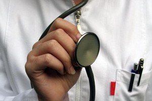 طبيب فرنسي يعرض عيادته مجانا لمن يواصل العمل مكانه