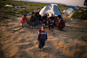 خفر السواحل الإيطالي ينقذ 910 مهاجرين والعثور على جثة