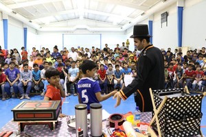 بالصور... البحريني الشجّار يُدهش المشاهدين بألعابه السحرية بنادي المعامير