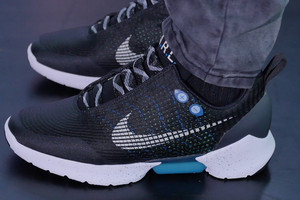 'Nike' تكشف عن حذاء رياضي يربط نفسه تلقائياً