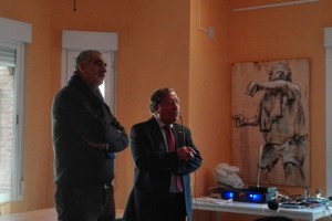 بالصور... الجالية الفلسطينية خلال لقائها بجد أحمد الدوابشة بمقر سفارة دولة فلسطين بمدريد