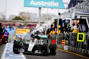 سائق مرسيدس هاميلتون أول المنطلقين في سباق استراليا