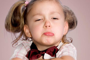 أم تستدعي الشرطة لابنتها لرفضها النوم