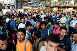 حليف لميركل: ألمانيا غيرت سياستها بشأن أزمة اللاجئين