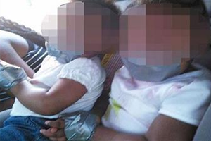 أم تعرض طفلين للبيع على موقع «فيسبوك»