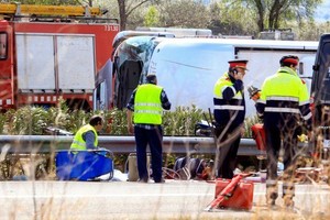 مقتل 13 طالبة في حادث حافلة في اسبانيا
