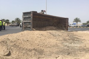 إصابة آسيويين بانقلاب شاحنة على شارع الزلاق