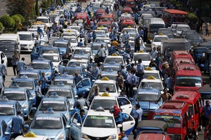 سائقو التاكسي في إندونيسيا يحتجون على 'اوبر' و 'جراب' 