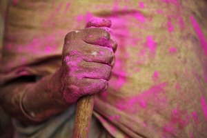 شاهد الصور... احتفال الهندوس بمهرجان الألوان (الهولي)