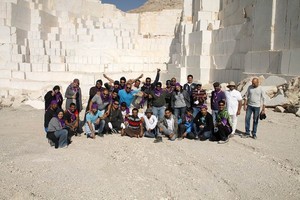 نحاتون بحرينيون في وادي الجزي بعمان