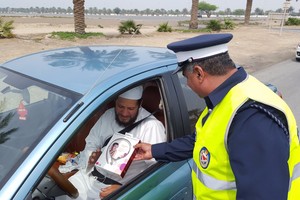 'المرور' توزع سماعات لاسلكية 'بلوتوث' على السواق المثاليين