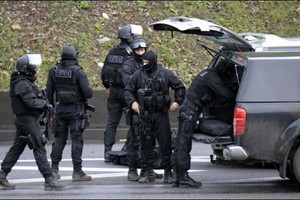 فرنسا تعزز إجراءات الأمن على الحدود والمواصلات