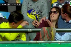 ميسي يكسر يد عاشقة لريال مدريد