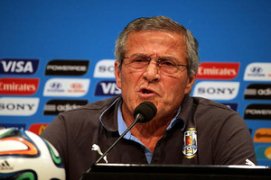 مدرب أوروغواي يطالب سواريز بالتفكير فقط في كرة القدم