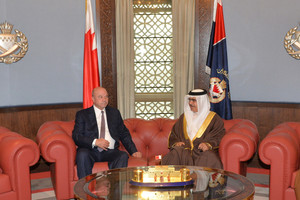 وزير الداخلية يبحث العلاقات الثنائية مع رئيس مجلس الأعيان الأردني