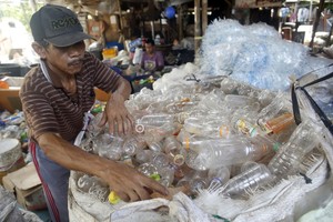 إندونيسي يحول القمامة في جاكرتا إلى مصدر رزق 