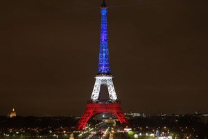 برج إيفل يضيء بألوان علم بلجيكا بعد تفجيرات بروكسل
