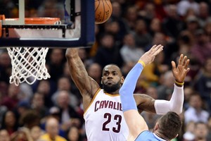 جيمس يقود كافاليرز لانتصاره 50 في دوري السلة الأميركي