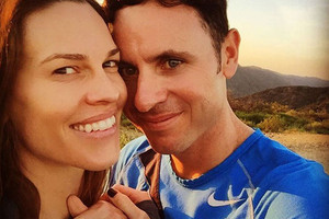 هيلاري سوانك تعلن خطوبتها من صديقها روبن توريس