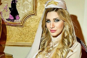 دعما لبلادها... ملكة جمال سورية ترسم تاتو بمكان غريب!