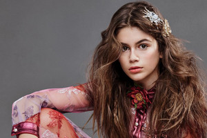 ابنة سيندي كروفورد تسير على خطى والدتها كعارضة أزياء