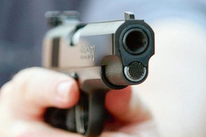 السعودية..مفصول يعود لعمله مسلحاً ويصيب مديره برصاصة!