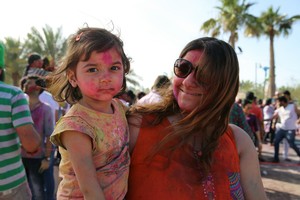 بالصور... المئات يحتفلون بمهرجان الألوان ' هولي فاغوا ' بمنتزه عين عذاري 