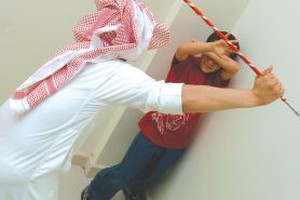 «الخيزرانة» خيار «الأب العنيف» حين تخذله «اللغة»