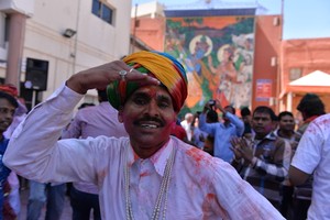 احتفالات في معبد الهندوس في المنامة اليوم (الجمعة)، بمناسبة مهرجان الألوان 'هولي'  