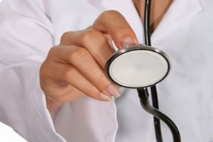 طبيبة مزيفة تعتدي بالضرب على مريضة داخل غرفة الجراحة بالصين   