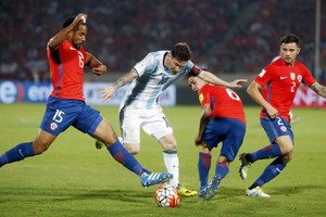 تشيلي تستدعي لاعبين جديدين لمواجهة فنزويلا بعد إصابة فيرنانديز ودياز