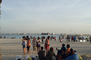 بالصور.. مواطنون ومقيمون يستمتعون بساحل مراسي البحرين في ديار المحرق