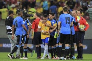 بالصور... تعادل البرازيل وأوروغواي 2/2 في تصفيات كأس العالم