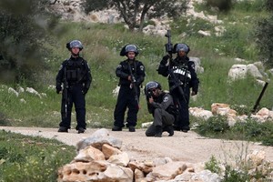 قوات إسرائيلية تعتقل 5 فلسطينيين في الضفة الغربية