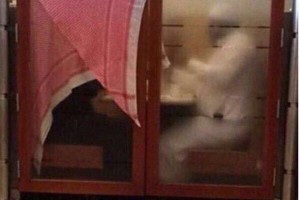 خليجي يغطي زوجته بـ 'شماغه' في مطعم... ويعتبر ذلك 'تقرباً إلى الله'