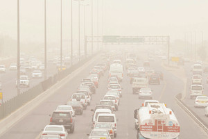 سوء الأحوال الجوية يوقف الملاحة البحرية في الكويت