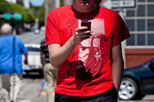 أميركا: الحبس أو الغرامة لمن يستخدم الهاتف أثناء عبور الشارع