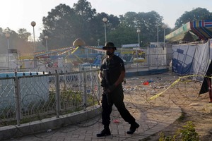 باكستان تبحث عن متشددين مسئوليين عن تفجير قتل ما لا يقل عن 65 شخصاً