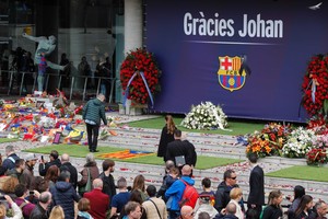 رؤساء برشلونة السابقون يحضرون كلاسيكو الدوري الأسباني لتكريم كرويف