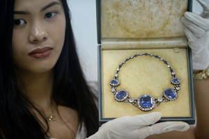 الفلبين تعرض مجوهرات ماركوس لتوعية الشباب إلى مساوئ الفساد