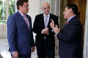 رئيس باراغواي يستقبل انفانتينو ويؤكد أن فضيحة الفيفا درس مفيد