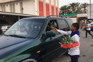 كشافة الدراز البحرية توزع الورود على الأمهات بمناسبة عيد الأم