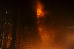 شاهد الصور... حريق في برج سكني في الإمارات