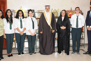 وزير التربية يستقبل طلاب من مدرسة بيان البحرين النموذجية