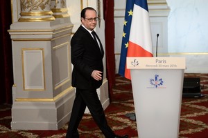 هولاند: الغاء تعديلات دستورية مقترحة بتجريد المدانين بالإرهاب من الجنسية الفرنسية 