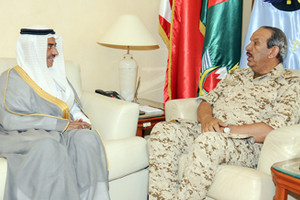 القائد العام يستقبل السفير السعودي بالبحرين
