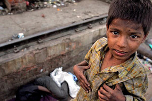 دراسة: الفقر قد يدفع الأطفال إلى العزلة والوحدة