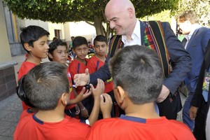 انفانتينو يصل إلى بوليفيا ويخوض مباراة ضد رئيس البلاد